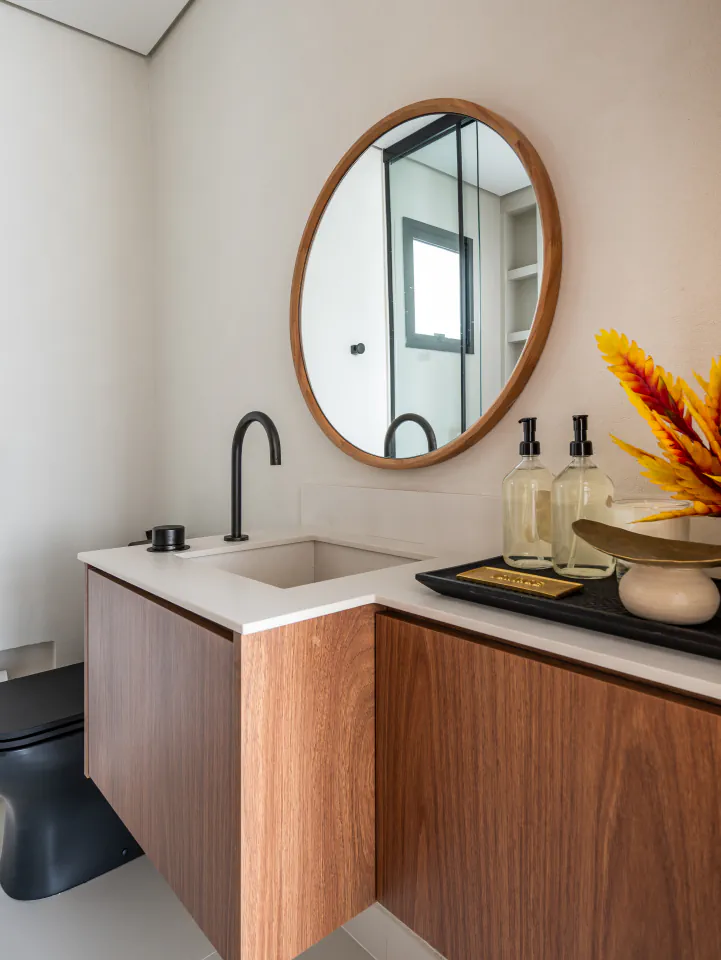 Lavabo residencial com bancada, espelho e iluminação concluídos