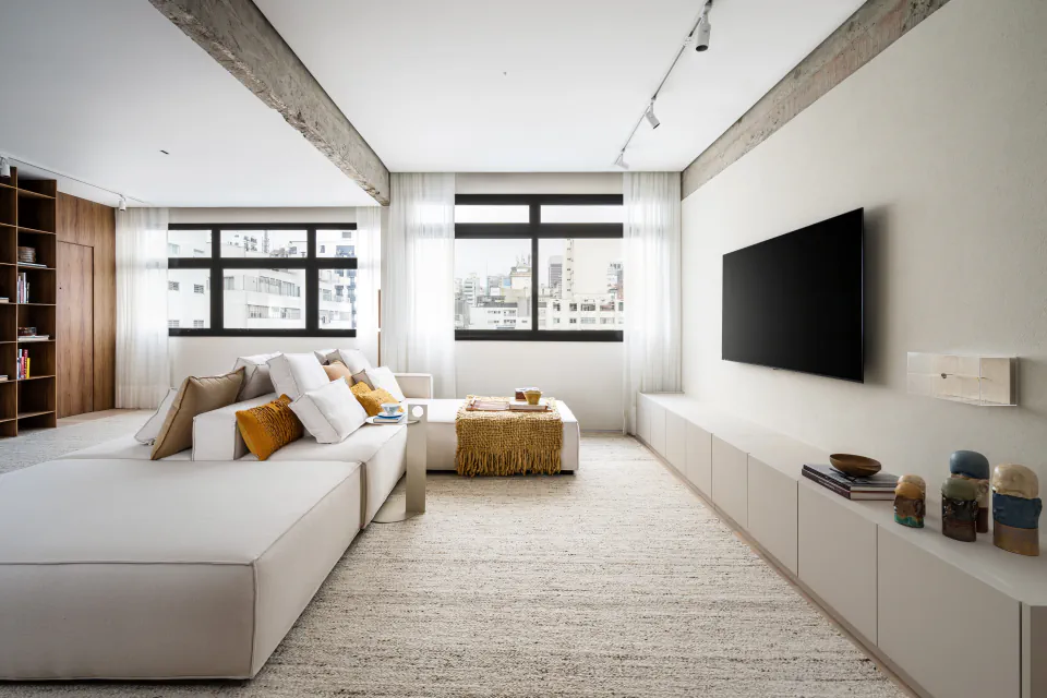 Sala de TV residencial com painel e marcenaria concluídos